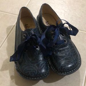 Algeria Oxford  size 35. Navy. Ribbon laces. EUC. Nurse shoe